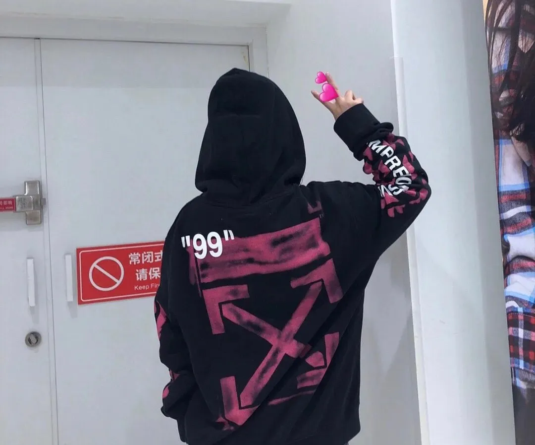 ♻️💯Upper body reference model picture❤️Top tested version OFF-WHITE (OW) 99 pink oil graffiti for men and women, pure cotton same style loose pullover hooded sweatshirt jacket zipper, professional handmade dot printing, delicate and full, strong color layering, breathable printing and not sticky! The gradient of the layers is clear, the texture and texture are visible, the fabric and printing are completely combined, and the frosted feel is delicate. The fabric is made of 460g fish scale terry cotton fabric, which has a full drape. Customized zipper pull with OFFWHITE metal engraving on it and a concave feel. This is a must-see for identification. The hat rope pendant clock has metal engravings. This is a detail that is easily overlooked.  Like Monet's oil paintings, it has always occupied the top sales list on major domestic and foreign platforms, and offline stores can also be said to be often out of stock.  Couple matching, personalized and trendy! The style is elegant and classic, versatile for daily use. Couple style 👫 Can be worn by both men and women P: 390